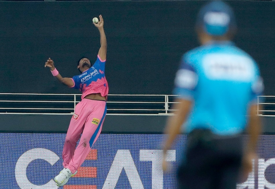 RR vs RCB | Twittter reacts to Mustafizur Rahman's stunning six-saving effort against RCB