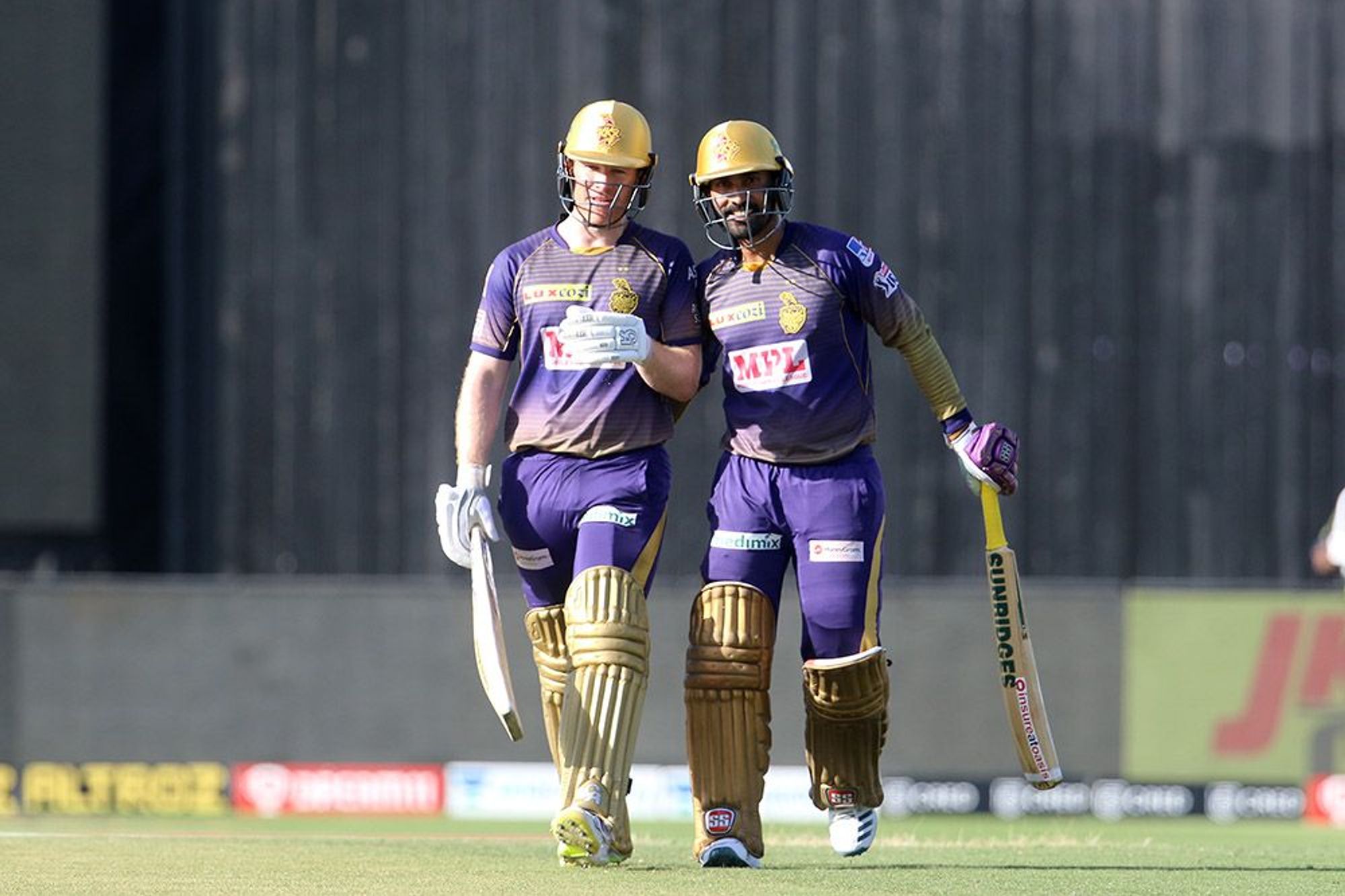 KKR captain Eoin Morgan and his deputy Dinesh Karthik (R)