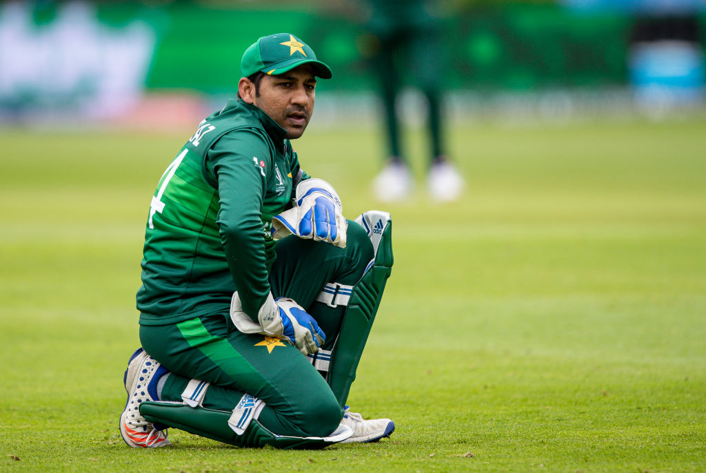 Twitter reacts to Sarfraz Ahmed doing ‘classic Sarfraz thing�by refusing to dismiss Moeen Ali