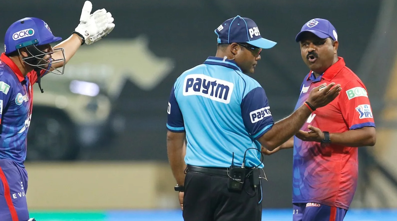 Pravin Amre asked questions to Nitin Menon for no-ball appeals.