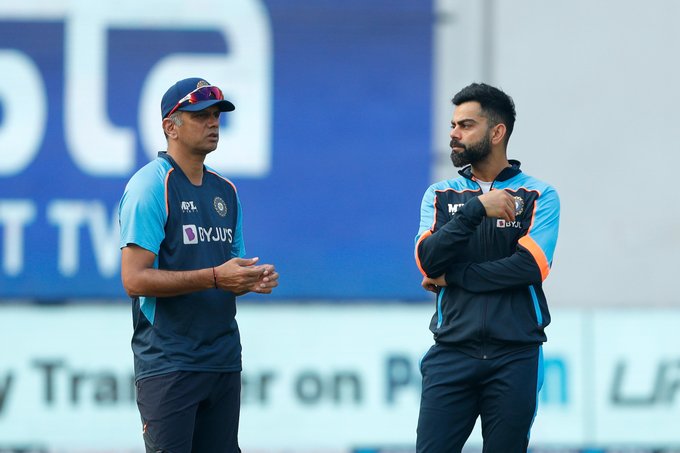 Rahul Dravid and Virat Kohli having a chat for Team India.