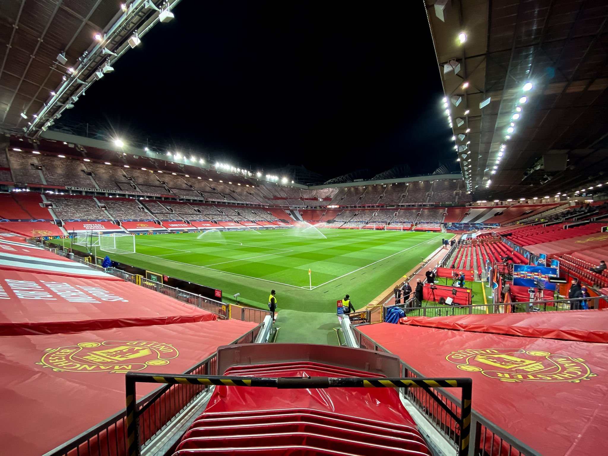 Manchester United play Liverpool in the Premier League
